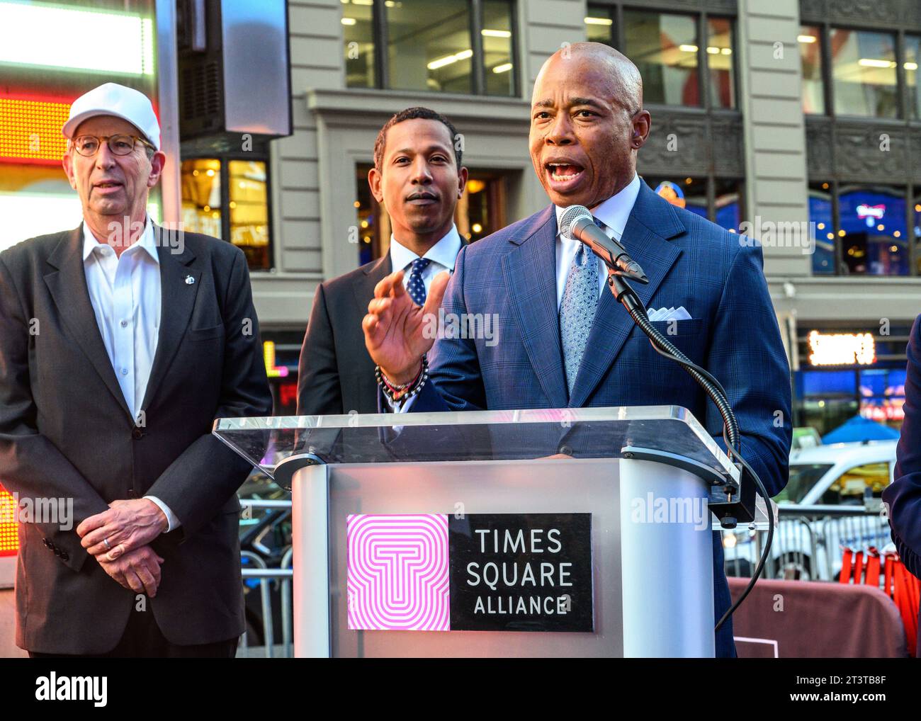 New York, États-Unis. 2 octobre 2023. Le maire de New York, Eric Adams, dévoile le partenariat pour la sculpture « We love NYC » de New York City à Times Square, et donne le coup d'envoi de la collecte annuelle des manteaux de New York Cares à Times Square. Crédit : Enrique Shore/Alamy Live News Banque D'Images