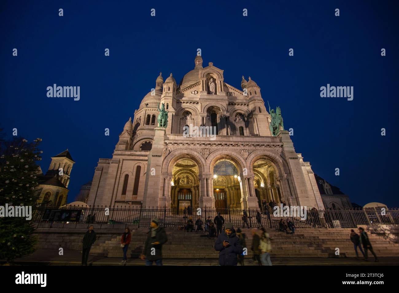 Vue nocturne de la Basilique du Sacré-cœur (du Sacré-cœur), quartier de Montmartre, Paris, France. Banque D'Images