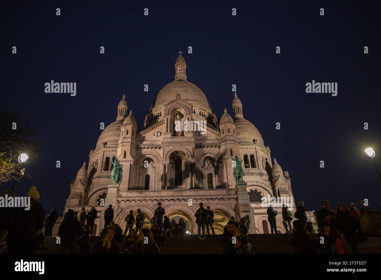 Vue nocturne de la Basilique du Sacré-cœur (du Sacré-cœur), quartier de Montmartre, Paris, France. Banque D'Images