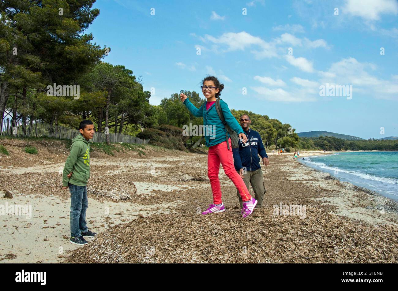 Famille mixte s'amusant sur une plage près de Hyères, Var, France. Banque D'Images