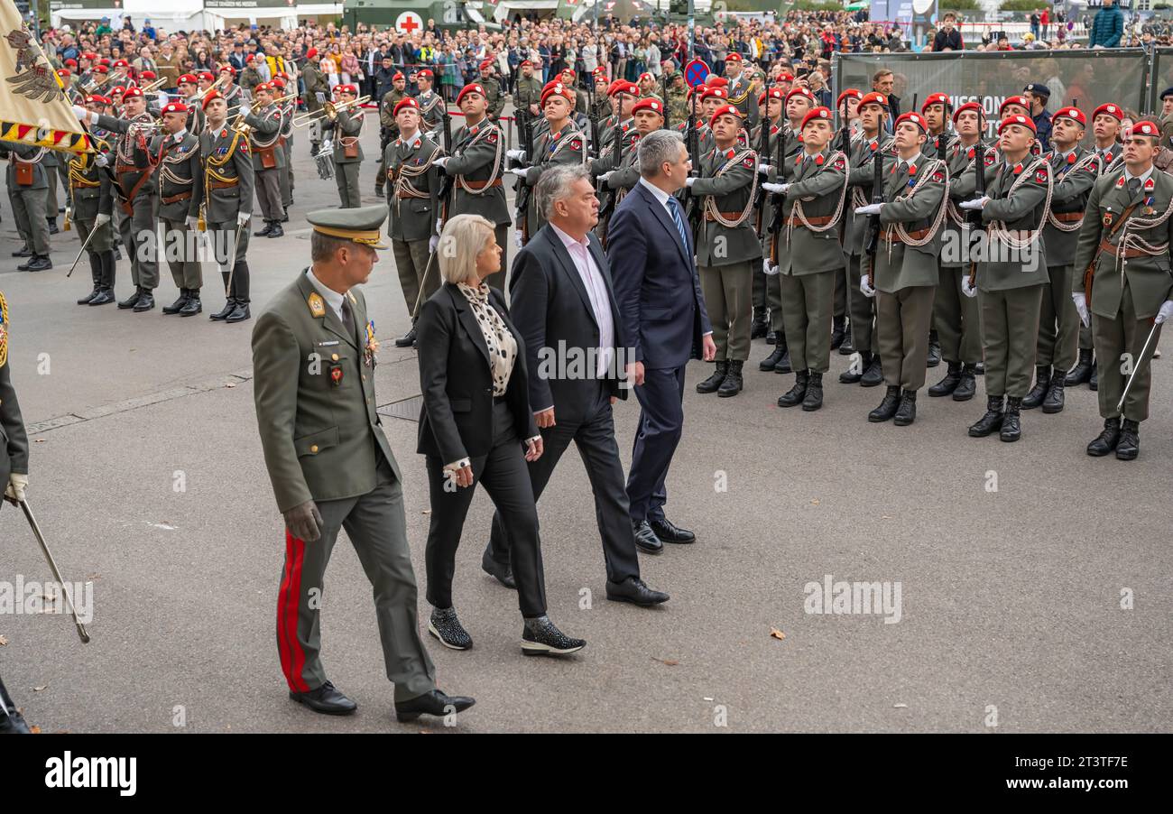 20223026 Nationalfeiertag 2023 Kranzniederlegung Bundesregierung WIEN, OESTERREICH - 26. OKTOBER : Bundesministerin fuer Landesverteidigung Klaudia Tanner OeVP, Bundesminister fuer Kunst, Kultur, oeffentlichen Dienst und Sport und Vize Kanzler Werner Kogler Die Gruenen, Oesterreichischer Bundeskanzler Karl Nehammer OeVP und Generalstabschef Rudolf Striedinger waehrend der Kranzniederlegung des Oesterreichischen Bundeskanzlers und der Mitglieder Bundesregierung anlaesslich der offiziellen Feierlichkeiten am Nationalfeiertag 2023 beim Burgener am dener Wiplatz 26. Oktober 202 Banque D'Images