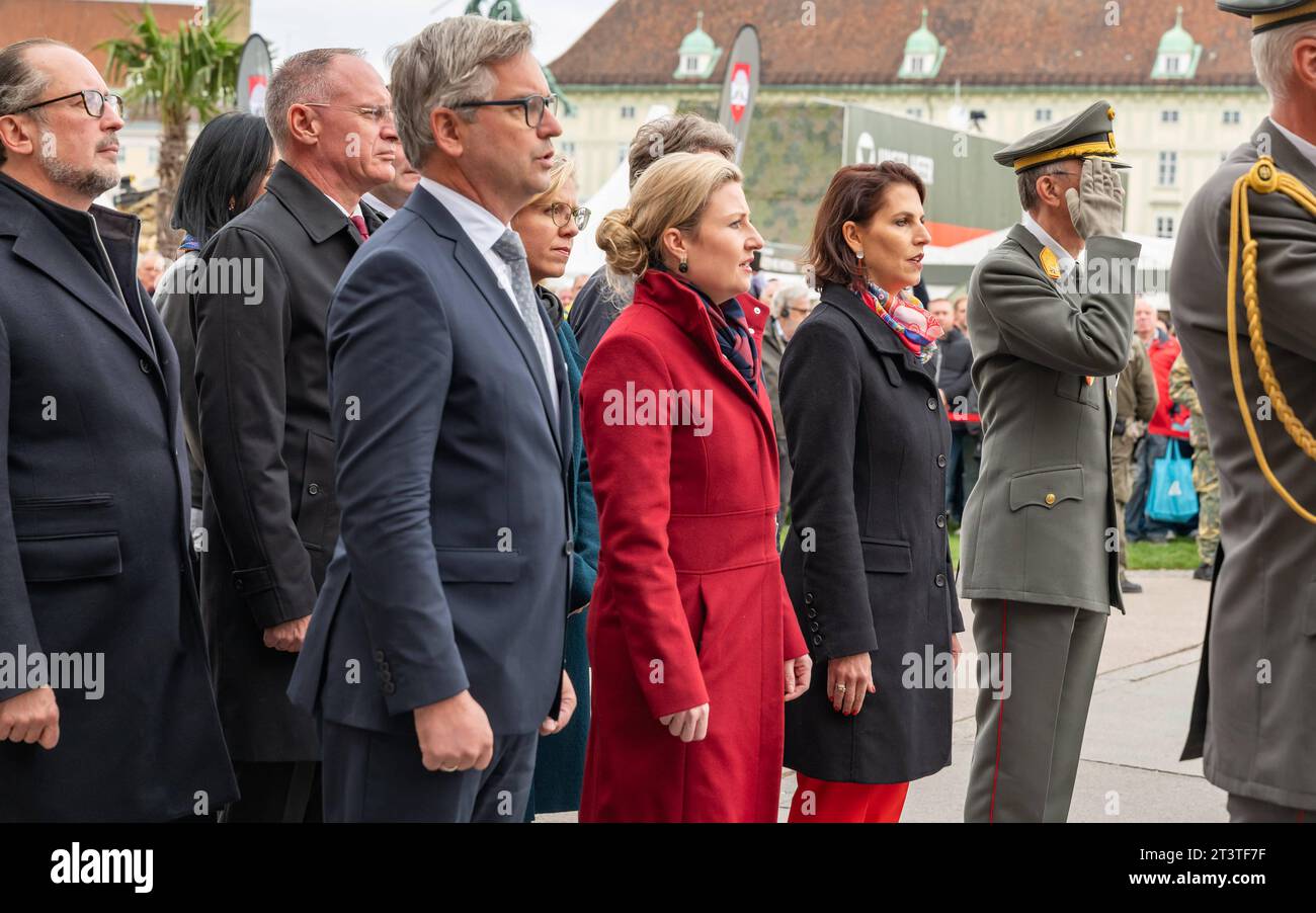 20223026 Nationalfeiertag 2023 Kranzniederlegung Bundesregierung WIEN, OESTERREICH - 26. OKTOBER : Mitglieder Bundesregierung waehrend der Kranzniederlegung des Oesterreichischen Bundeskanzlers und der Mitglieder Bundesregierung anlaesslich der offiziellen Feierlichkeiten am Nationalfeiertag 2023 beim aeusseren Burgtor am WIENER Heldenplatz am 26. Oktober 2023 à Wien, Oesterreich. 231026 SEPA 17 176 Copyright : xIsabellexOuvrardx SEPAxMedia crédit : Imago/Alamy Live News Banque D'Images