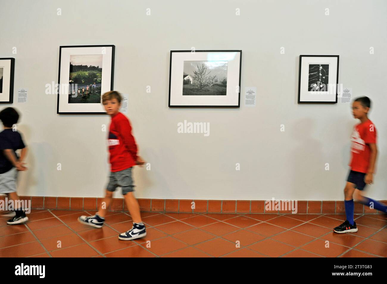 Enfants visitant le Bowers Museum, Santa Ana, Orange County, Californie, États-Unis Banque D'Images