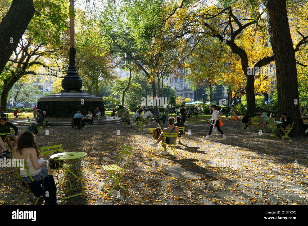 New York, États-Unis. 26 octobre 2023. À Union Square, à Manhattan, les gens profitent au maximum du temps chaud et ensoleillé, alors que les feuilles commencent à jaunir. Le plus haut d'aujourd'hui était de 76 fahrenheit (plus de 24 centigrades) par rapport aux plus hauts mensuels habituels de 66F (19 C) et les températures devraient augmenter encore le week-end. Crédit : Anna Watson/Alamy Live News Banque D'Images