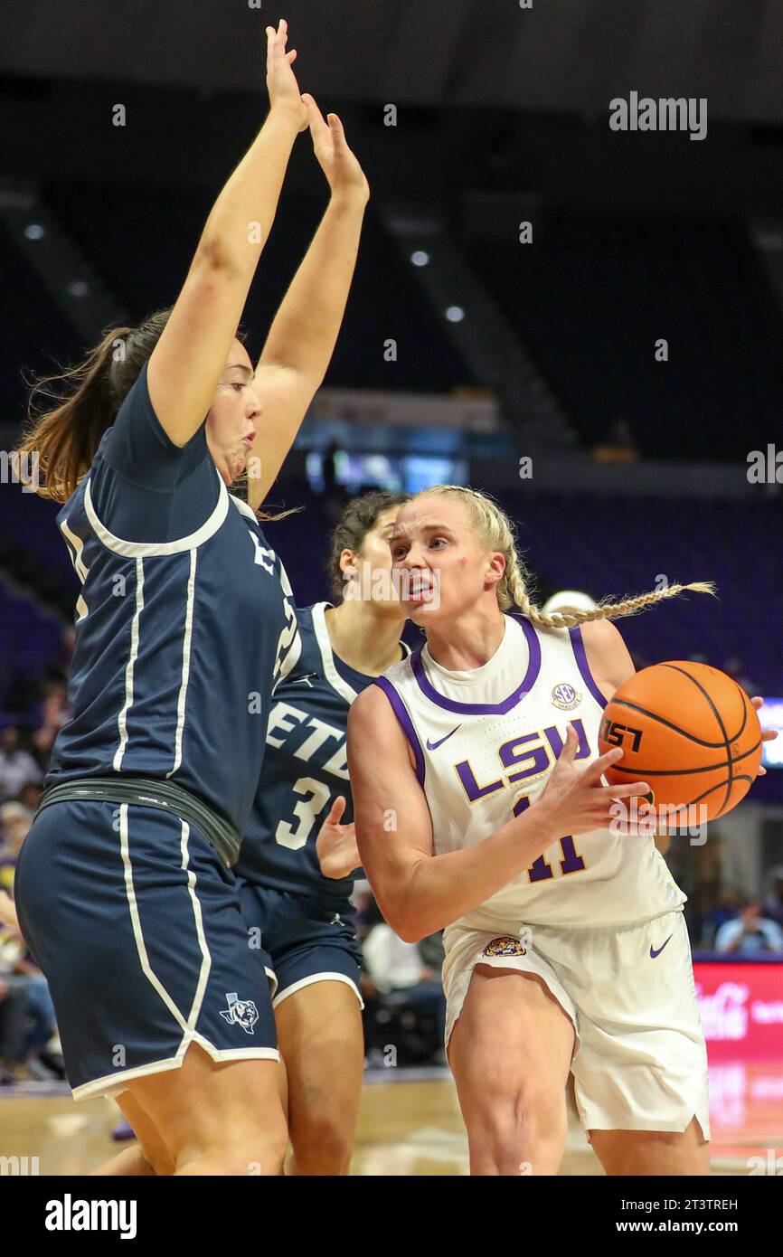 Baton Rouge, LOUISIANE, États-Unis. 26 octobre 2023. Hailey Van Lith (11) de LSU tente d'atteindre le panier alors que Hannah Matthews (24) de l'est du Texas l'arrête lors d'un match de basket-ball féminin de la NCAA entre les East Texas Baptist Tigers et les Tigers de LSU au Pete Maravich Assembly Center à Baton Rouge, EN LOUISIANE. Jonathan Mailhes/CSM/Alamy Live News Banque D'Images