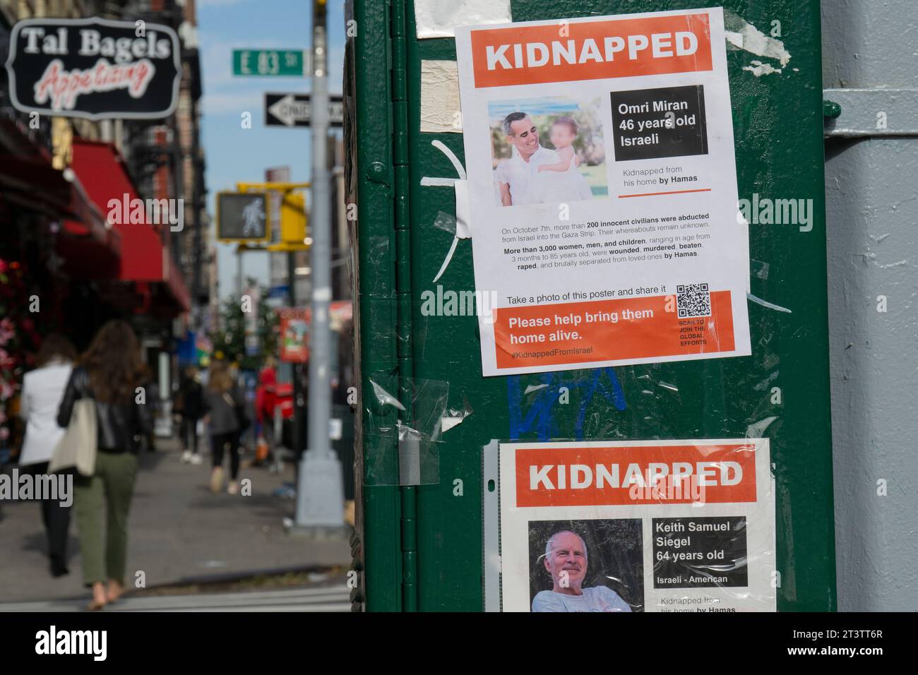 New York, 25 octobre 2023 : affiches à New York montrant des Israéliens retenus en otage par le Hamas. Ces affiches attirent l'attention sur le sort des citoyens israéliens et des Juifs d'autres nationalités enlevés le 7 octobre et actuellement détenus à Gaza. Anna Watson/Alamy Live News Banque D'Images