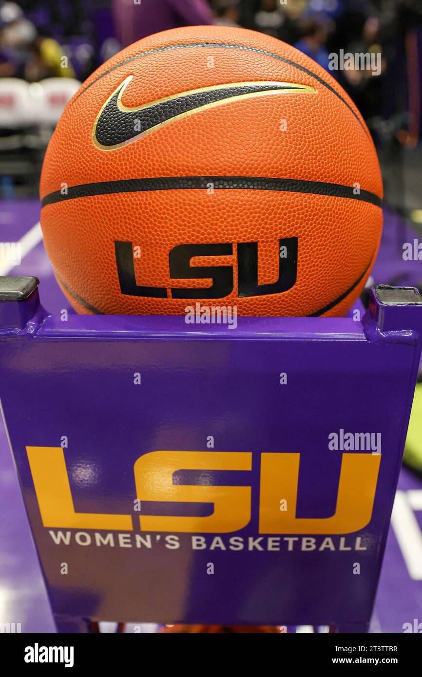 Baton Rouge, LOUISIANE, États-Unis. 26 octobre 2023. Le porte-balles LSU est prêt avant un match de basket-ball féminin de la NCAA entre les East Texas Baptist Tigers et les LSU Tigers au Pete Maravich Assembly Center à Baton Rouge, LOUISIANE. Jonathan Mailhes/CSM/Alamy Live News Banque D'Images