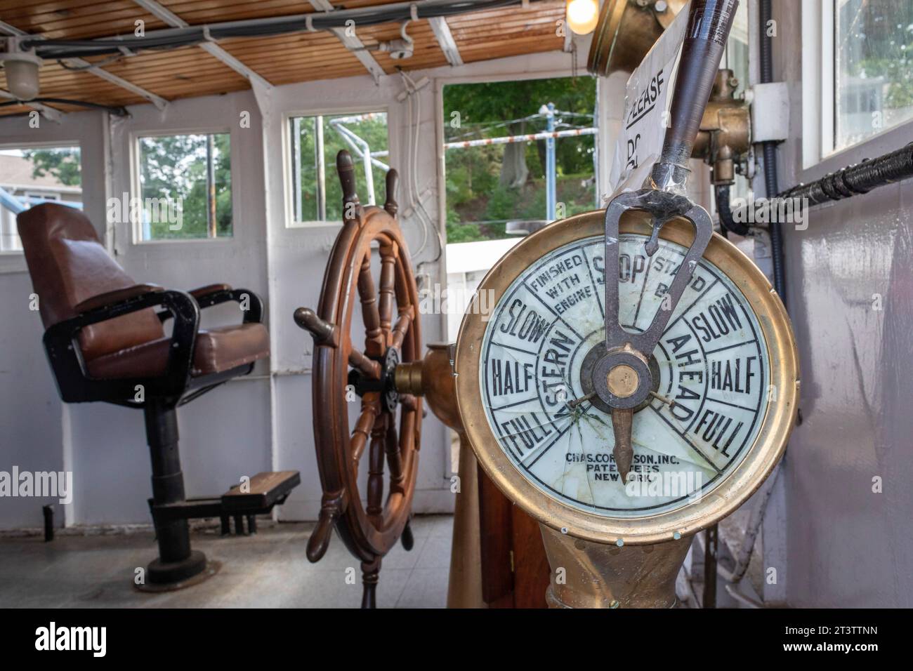 Muskegon, Michigan - le cutter McLane de la Garde côtière américaine de l'époque de la prohibition, exposé au USS Silversides Submarine Museum. Les visiteurs peuvent voir le musée ex Banque D'Images