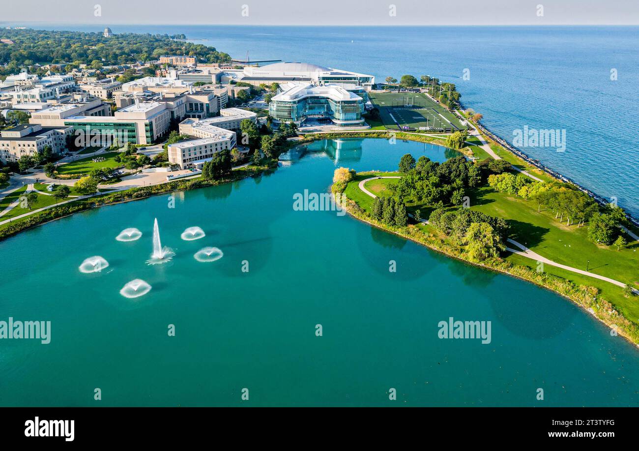 Belle image aérienne panoramique de drone haute résolution de la célèbre Northwestern University et Kellogg School of Management Campus à Evanston il Banque D'Images