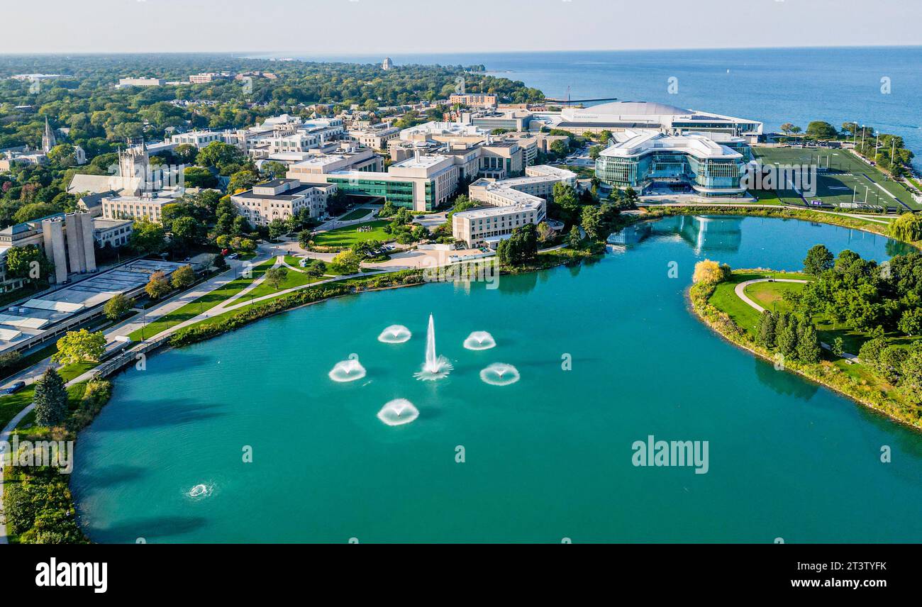Belle image aérienne panoramique de drone haute résolution de la célèbre Northwestern University et Kellogg School of Management Campus à Evanston il Banque D'Images