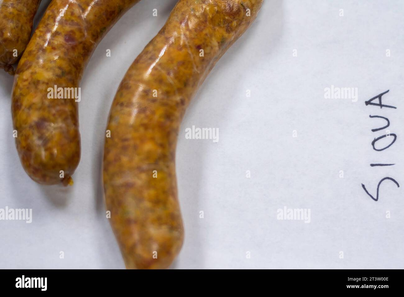 Image isolée en gros plan haute résolution du processus de création de saucisses crues non cuites faites à la main dans une boucherie boutique- USA Banque D'Images
