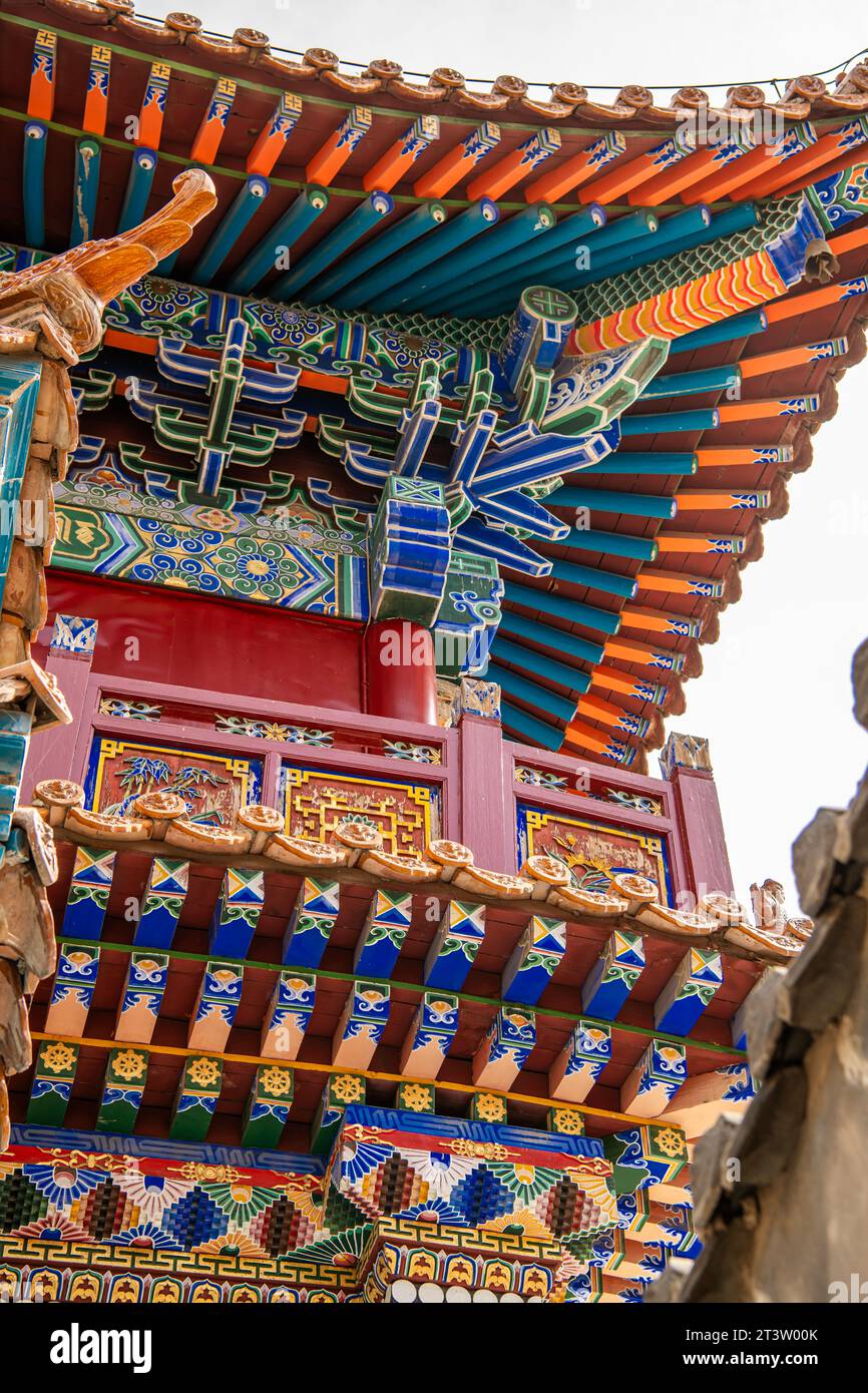 Décorations de toit et détails architecturaux au temple Da Zhao ou Wuliang, un monastère bouddhiste tibétain de l'ordre Gelugpa à Hohhot, Mongolie intérieure, Banque D'Images