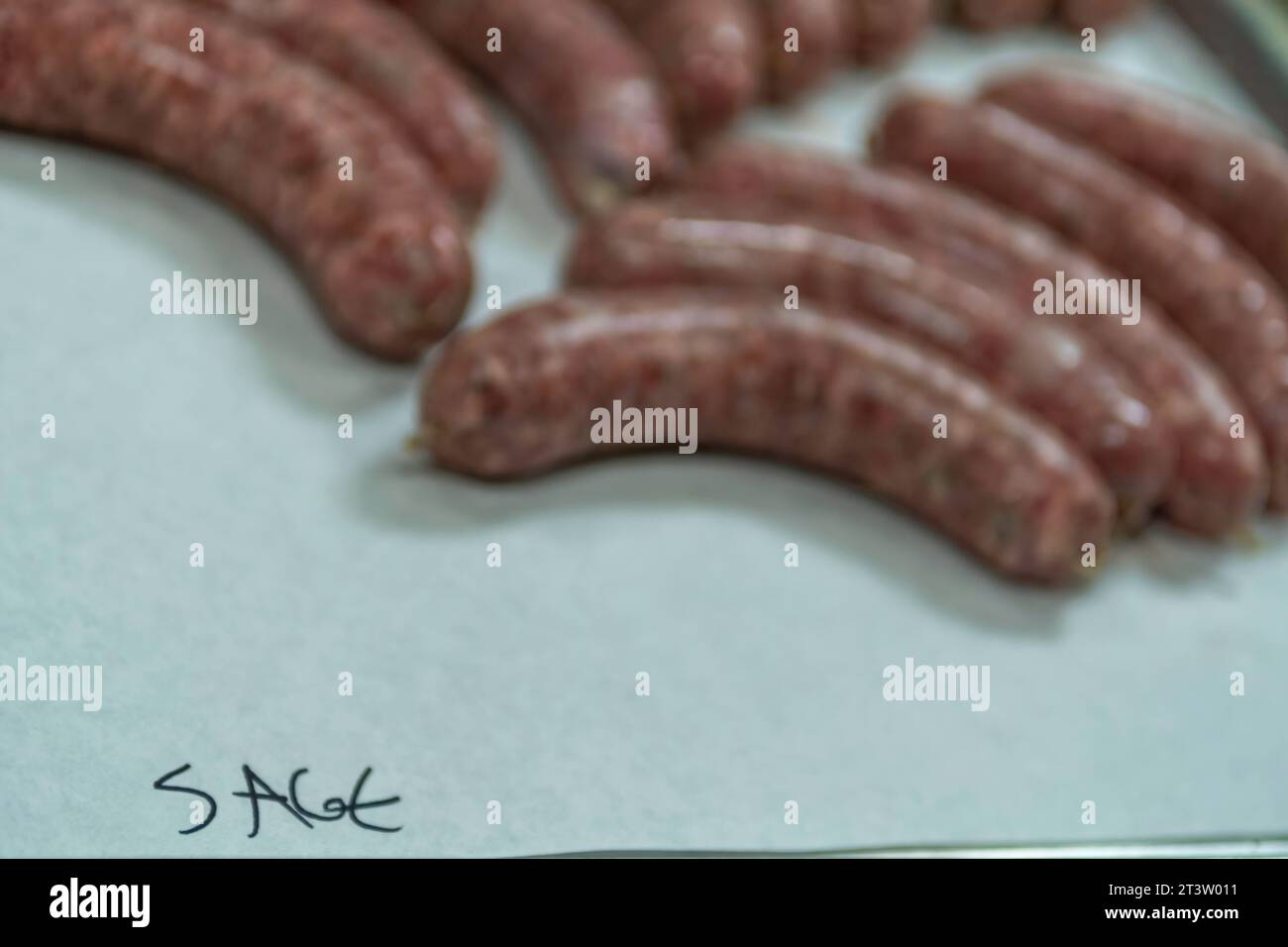 Image isolée en gros plan haute résolution du processus de création de saucisses crues non cuites faites à la main dans une boucherie boutique- USA Banque D'Images