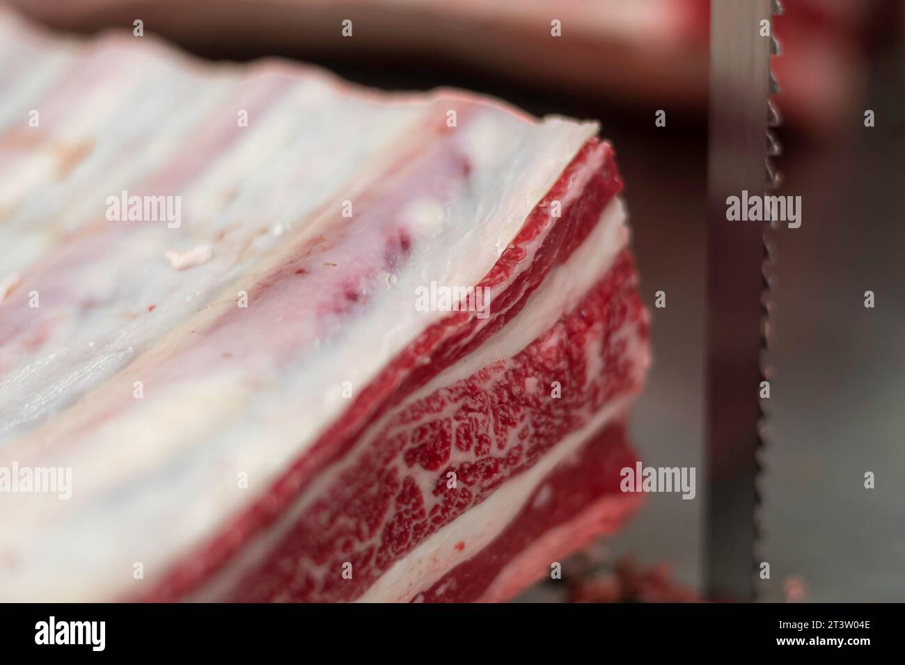 Image isolée en gros plan haute résolution du processus de découpe et de préparation de viande/viande dans une boucherie boutique aux États-Unis Banque D'Images