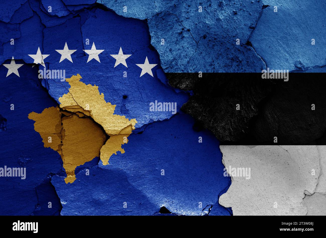 Drapeaux du Kosovo et de l'Estonie peints sur un mur fissuré Banque D'Images