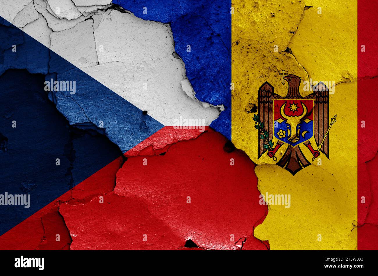 Drapeaux de la Tchéquie et de la Moldavie peints sur le mur fissuré Banque D'Images