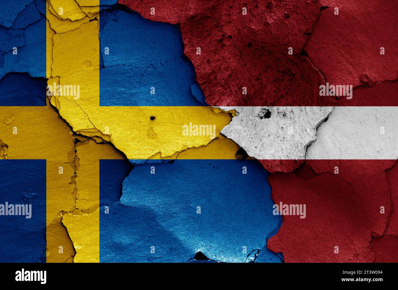 Drapeaux de Suède et de Lettonie peints sur mur fissuré Banque D'Images