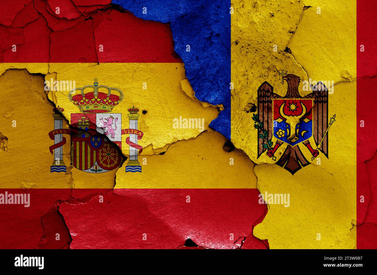Drapeaux de l'Espagne et de la Moldavie peints sur le mur fissuré Banque D'Images