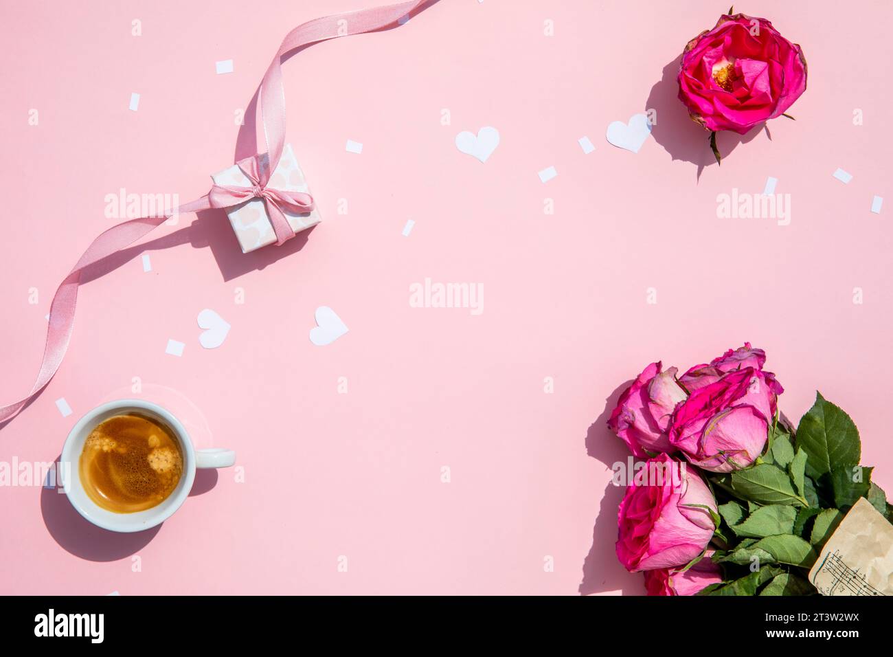 Tasse de café du matin avec des roses Banque D'Images