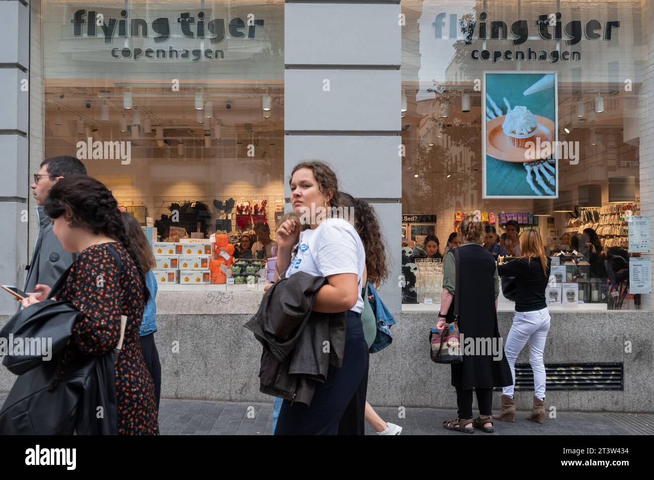 Madrid, Espagne. 16 septembre 2023. Piétons et acheteurs passent devant la chaîne de cadeaux danoise Flying Tiger Copenhagen, magasin en Espagne. Crédit : SOPA Images Limited/Alamy Live News Banque D'Images