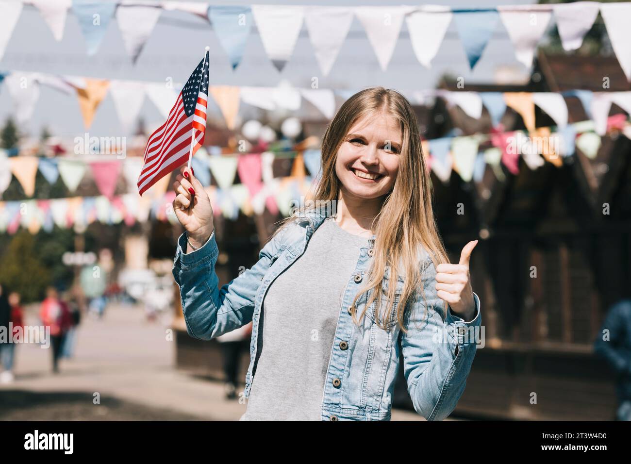 Jeune femme avec le festival du drapeau des états-unis Banque D'Images
