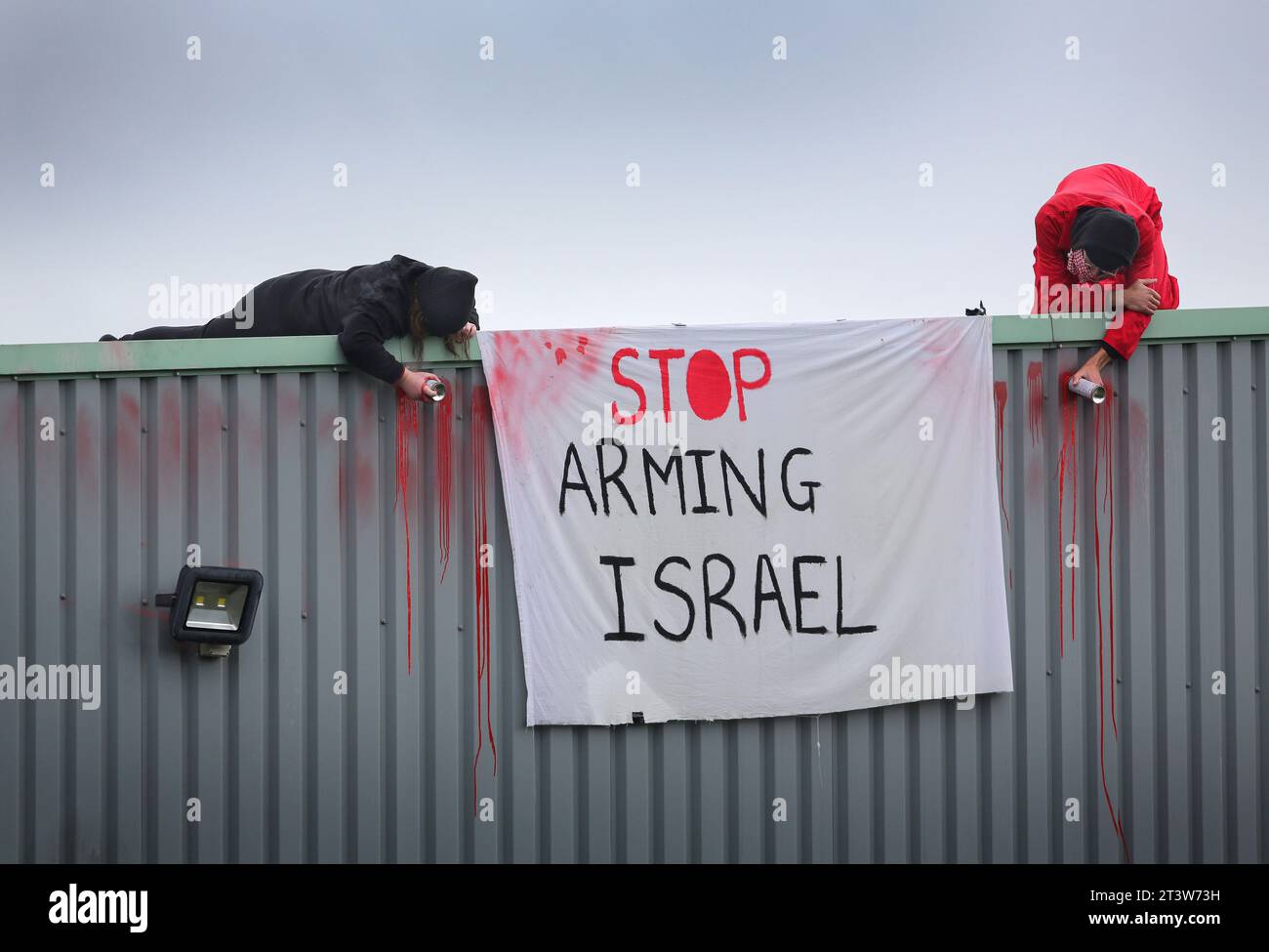 Deux militants de Palestine action ont pulvérisé le bâtiment avec de la peinture rouge pour signifier le sang des Palestiniens du toit de Howmet Aerospace. Des militants de Palestine action ont annoncé que les entreprises vendant des armes aux Forces de défense israéliennes et à leurs entreprises partenaires seront ciblées par une action directe. Ces actions visent à mettre en lumière le sort des Palestiniens à Gaza et en Cisjordanie, mais aussi à perturber le secteur manufacturier de ces entreprises. Palestine action a déclaré qu'ils ne cesseront pas leurs actions tant que l'industrie de l'armement ne cessera pas de soutenir Israël. Banque D'Images