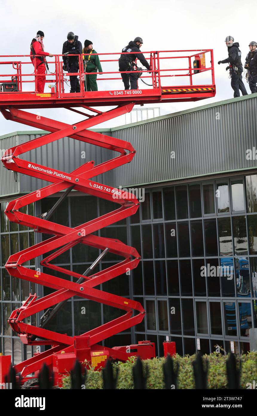 Les policiers utilisent un ascenseur à ciseaux pour monter sur le toit et arrêter deux militants de Palestine action qui occupaient le toit de Howmet Aerospace. Des militants de Palestine action ont annoncé que les entreprises vendant des armes aux Forces de défense israéliennes et à leurs entreprises partenaires seront ciblées par une action directe. Ces actions visent à mettre en lumière le sort des Palestiniens à Gaza et en Cisjordanie, mais aussi à perturber le secteur manufacturier de ces entreprises. Palestine action a déclaré qu'ils ne cesseront pas leurs actions tant que l'industrie de l'armement ne cessera pas de soutenir Israël. Banque D'Images