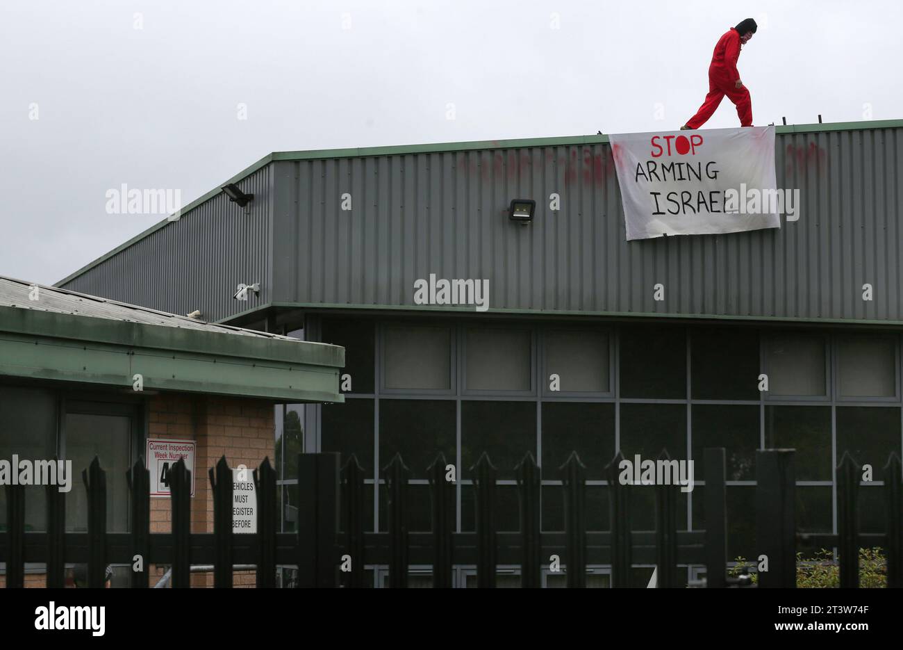 Un activiste de Palestine action accroche une banderole disant íStop armer Israelí depuis le toit de Howmet Aerospace pendant la manifestation. Des militants de Palestine action ont annoncé que les entreprises vendant des armes aux Forces de défense israéliennes et à leurs entreprises partenaires seront ciblées par une action directe. Ces actions visent à mettre en lumière le sort des Palestiniens à Gaza et en Cisjordanie, mais aussi à perturber le secteur manufacturier de ces entreprises. Palestine action a déclaré qu'ils ne cesseront pas leurs actions tant que l'industrie de l'armement ne cessera pas de soutenir Israël. Banque D'Images