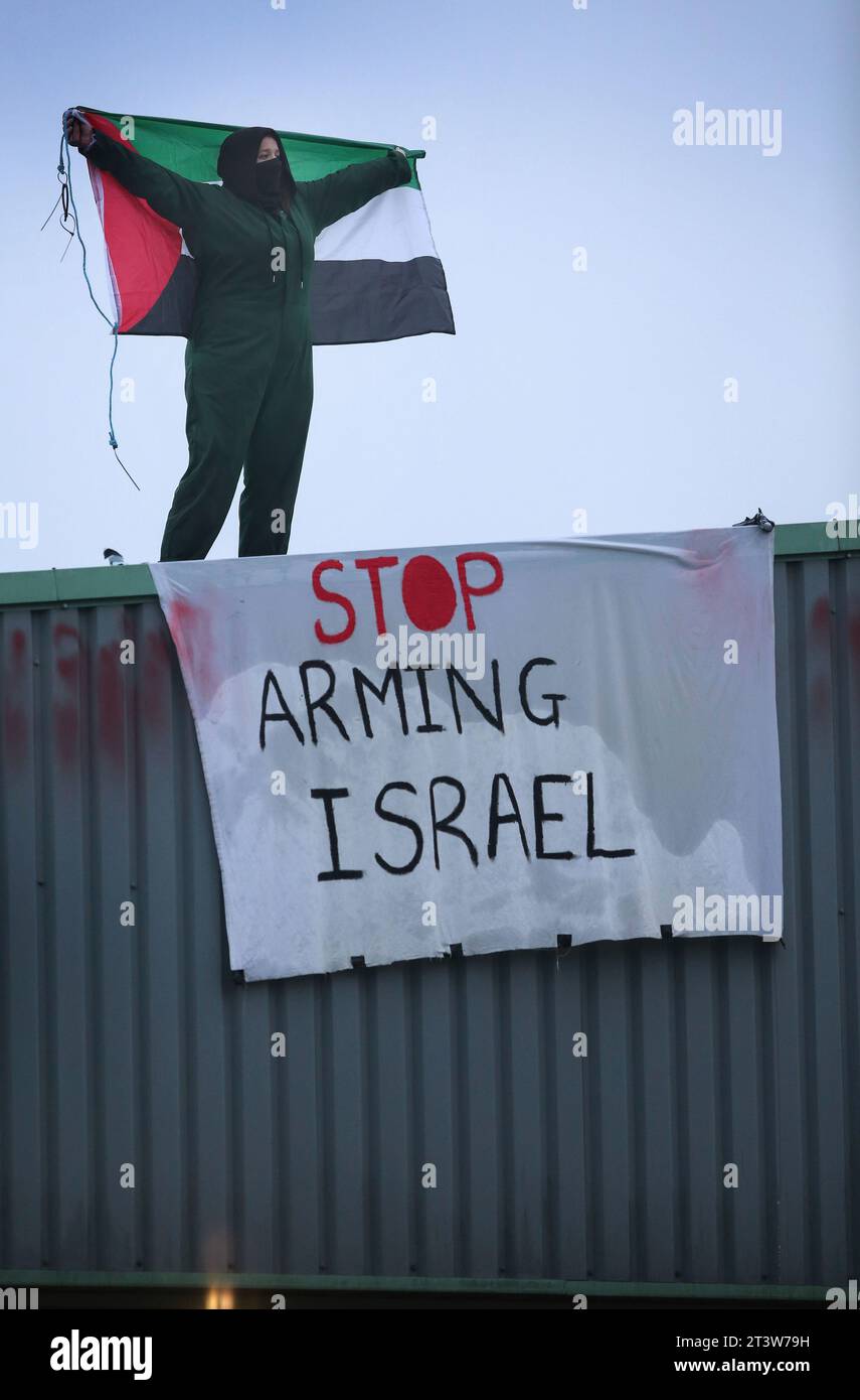 Un activiste de Palestine action tient un drapeau palestinien sur le toit de Howmet Aerospace pendant la manifestation. Des militants de Palestine action ont annoncé que les entreprises vendant des armes aux Forces de défense israéliennes et à leurs entreprises partenaires seront ciblées par une action directe. Ces actions visent à mettre en lumière le sort des Palestiniens à Gaza et en Cisjordanie, mais aussi à perturber le secteur manufacturier de ces entreprises. Palestine action a déclaré qu'ils ne cesseront pas leurs actions tant que l'industrie de l'armement ne cessera pas de soutenir Israël. (Photo Martin Pope/SOPA Images/Sipa USA) Banque D'Images