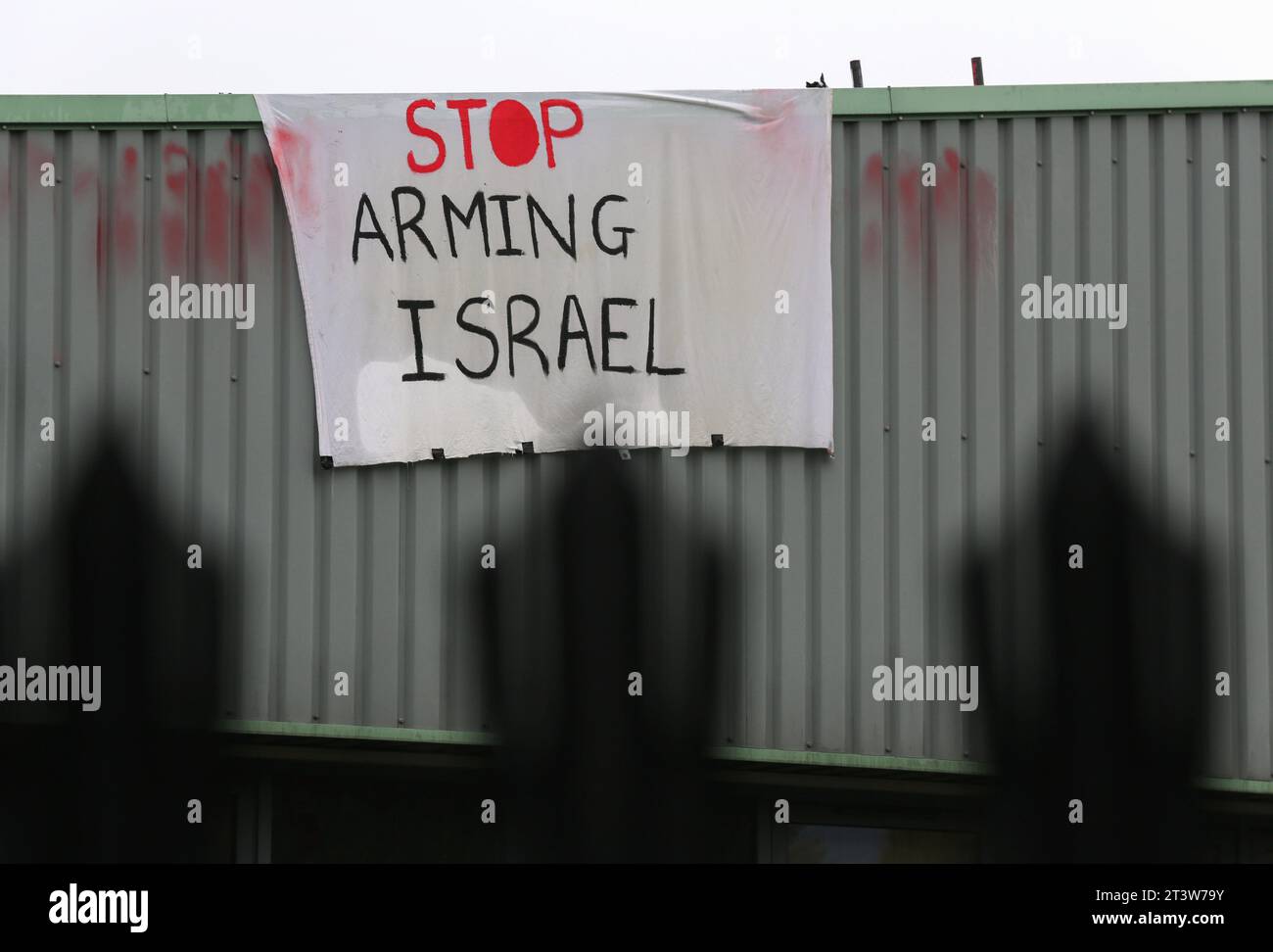 Des militants de Palestine action accrochent une banderole disant íStop armer Israelí depuis le toit de Howmet Aerospace pendant la manifestation. Des militants de Palestine action ont annoncé que les entreprises vendant des armes aux Forces de défense israéliennes et à leurs entreprises partenaires seront ciblées par une action directe. Ces actions visent à mettre en lumière le sort des Palestiniens à Gaza et en Cisjordanie, mais aussi à perturber le secteur manufacturier de ces entreprises. Palestine action a déclaré qu'ils ne cesseront pas leurs actions tant que l'industrie de l'armement ne cessera pas de soutenir Israël. (Photo de Martin Pope/SOPA IMA Banque D'Images