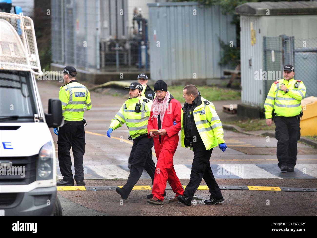 Un militant est emmené par des policiers après avoir été enlevé du toit de Howmet Aerospace. Des militants de Palestine action ont annoncé que les entreprises vendant des armes aux Forces de défense israéliennes et à leurs entreprises partenaires seront ciblées par une action directe. Ces actions visent à mettre en lumière le sort des Palestiniens à Gaza et en Cisjordanie, mais aussi à perturber le secteur manufacturier de ces entreprises. Palestine action a déclaré qu'ils ne cesseront pas leurs actions tant que l'industrie de l'armement ne cessera pas de soutenir Israël. (Photo Martin Pope/SOPA Images/Sipa USA) Banque D'Images