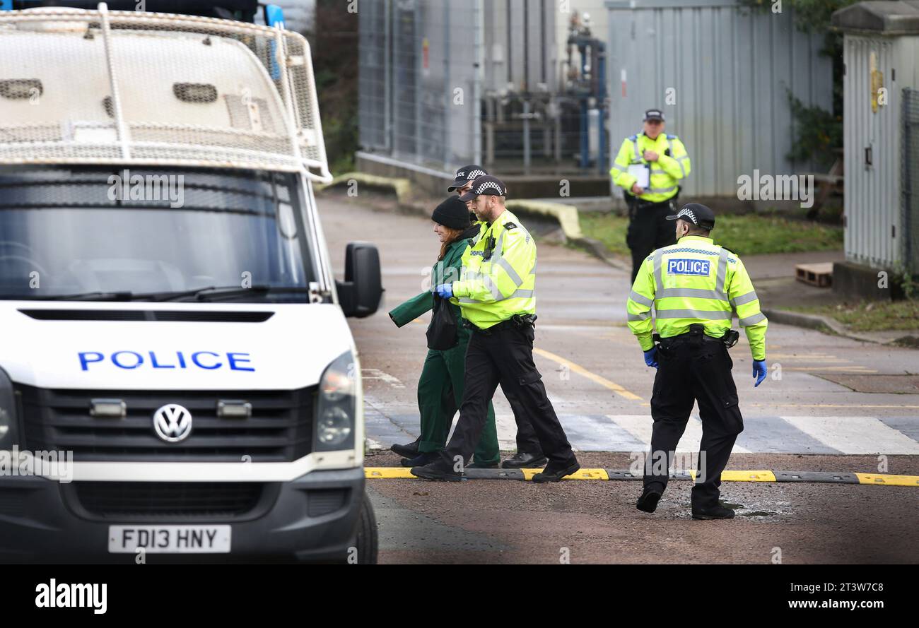 Un militant est emmené par des policiers après avoir été enlevé du toit de Howmet Aerospace. Des militants de Palestine action ont annoncé que les entreprises vendant des armes aux Forces de défense israéliennes et à leurs entreprises partenaires seront ciblées par une action directe. Ces actions visent à mettre en lumière le sort des Palestiniens à Gaza et en Cisjordanie, mais aussi à perturber le secteur manufacturier de ces entreprises. Palestine action a déclaré qu'ils ne cesseront pas leurs actions tant que l'industrie de l'armement ne cessera pas de soutenir Israël. (Photo Martin Pope/SOPA Images/Sipa USA) Banque D'Images