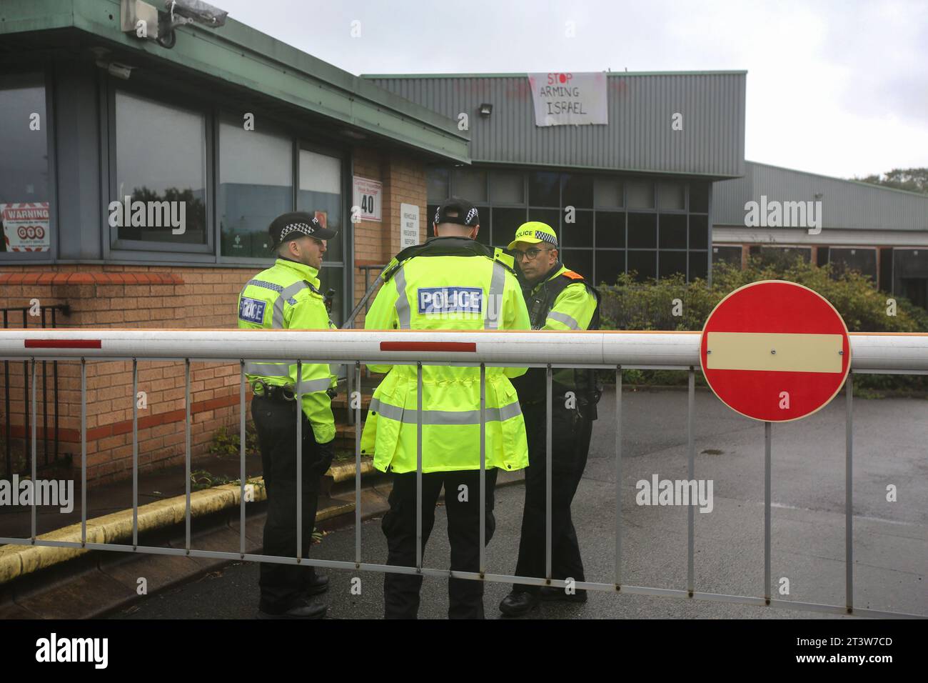 Les policiers maintiennent la sécurité à la barrière de Howmet Aerospace bien serrée alors que les militants protestent sur le toit. Des militants de Palestine action ont annoncé que les entreprises vendant des armes aux Forces de défense israéliennes et à leurs entreprises partenaires seront ciblées par une action directe. Ces actions visent à mettre en lumière le sort des Palestiniens à Gaza et en Cisjordanie, mais aussi à perturber le secteur manufacturier de ces entreprises. Palestine action a déclaré qu'ils ne cesseront pas leurs actions tant que l'industrie de l'armement ne cessera pas de soutenir Israël. (Photo Martin Pope/SOPA Images/Sipa USA) Banque D'Images