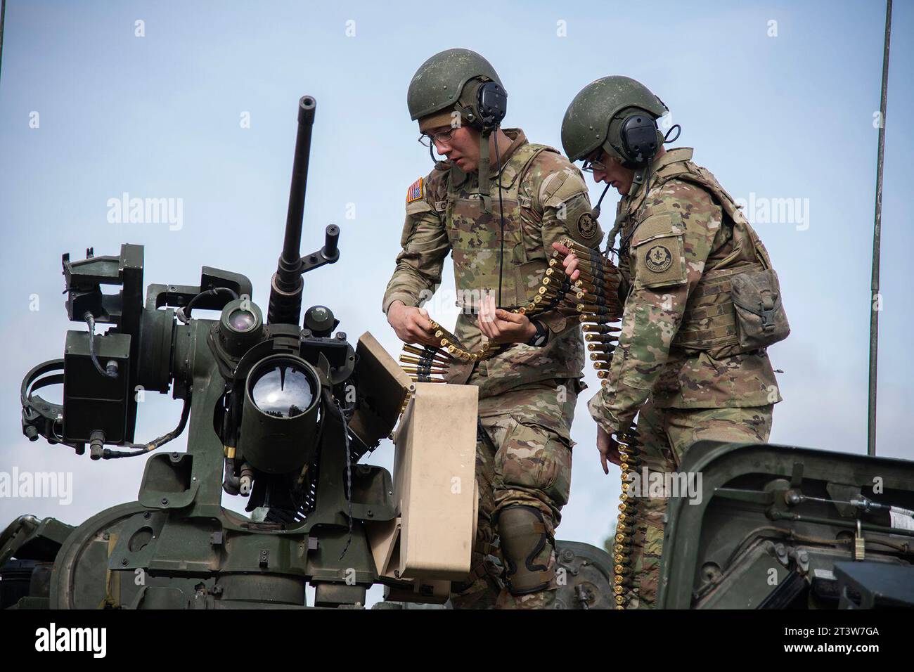 Allemagne. 5 octobre 2023. Le SPC John Carlson et le SPC Patrick Barman affectés au HHT, 2nd Squadron, 2nd Cavalry Regiment, chargent leur mitrailleuse Stryker's .50 Cal M2 avant de mener un exercice de tir réel de section de scouts dans la zone d'entraînement de Grafenwoehr, Allemagne, le 05 octobre 2023. Le 2nd Cavalry Regiment fournit au V corps, le corps américain déployé en Europe, des forces crédibles au combat capables d'un déploiement rapide sur tout le théâtre européen pour défendre l'alliance de l'OTAN. Crédit : U.S. Army/ZUMA Press Wire/ZUMAPRESS.com/Alamy Live News Banque D'Images