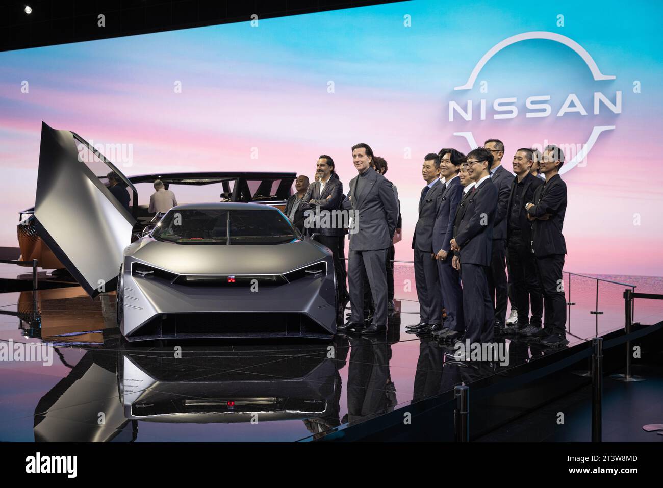 Tokyo, Japon. 25 octobre 2023. Alfonso Albaisa, chef designer de Nissan, se tient aux côtés de son équipe devant le concept-car Nissan Hyper Force au Japan Mobility Show 2023 à Tokyo Big Sight. Le Japan Mobility Show 2023 est le plus grand salon automobile au Japon. Il se tient du 28 octobre au 5 novembre 2023. Les 25 et 26 octobre, la presse internationale a reçu l’accès pour jeter un coup d’œil sur les nouveaux concepts automobiles et les visions de l’avenir de la mobilité au Japon et dans le monde. Crédit : SOPA Images Limited/Alamy Live News Banque D'Images