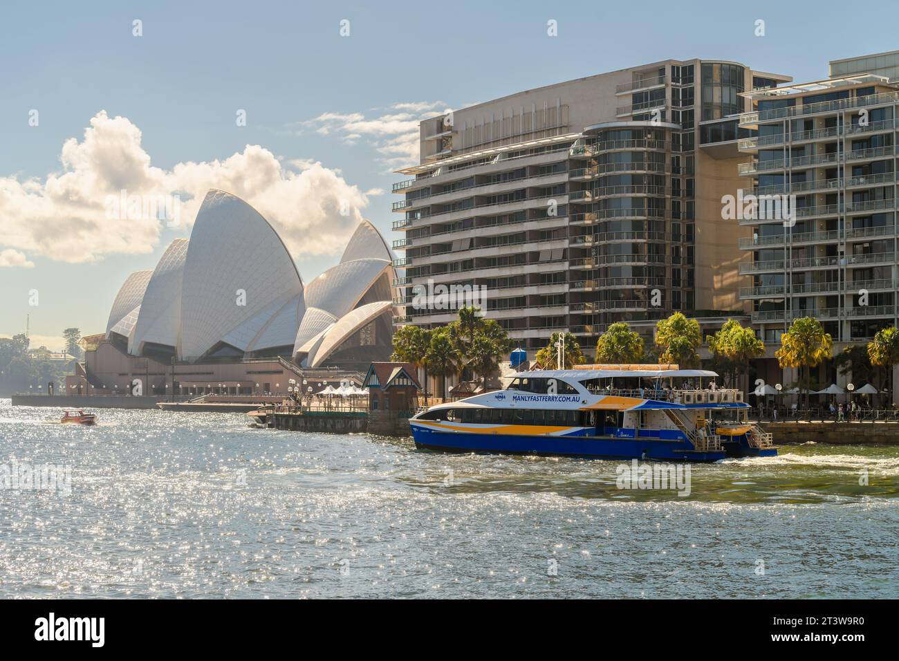 Sydney City, Nouvelle-Galles du Sud, Australie - 17 avril 2022 : Manly Fast Ferry service quotidien au départ de Circular Quay dans le port de Sydney et en direction de Manly sur une Banque D'Images