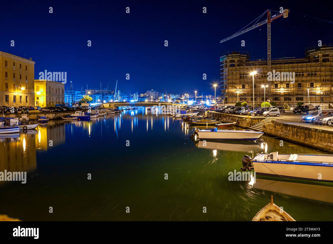 Vue nocturne sur le canal avec bateaux amarrés au quai Banque D'Images