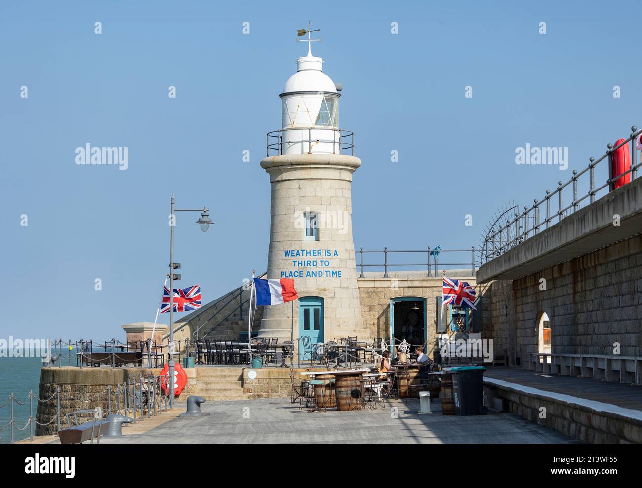 Folkestone, Kent, royaume-uni 1 août 2023 Folkestone's Harbour Arm and Lighthouse, Lighthouse Champagne Bar Banque D'Images