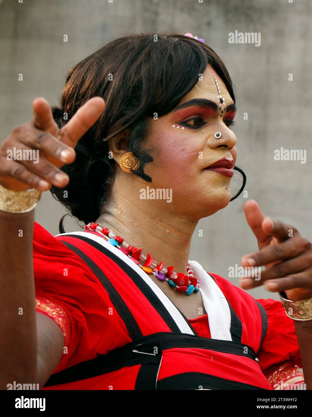 Kerala, Inde - 2 avril 2023 danse de l'homme avec costume de femme dans le festival kavadi.similaire à la danse hijra ou kinnar Banque D'Images