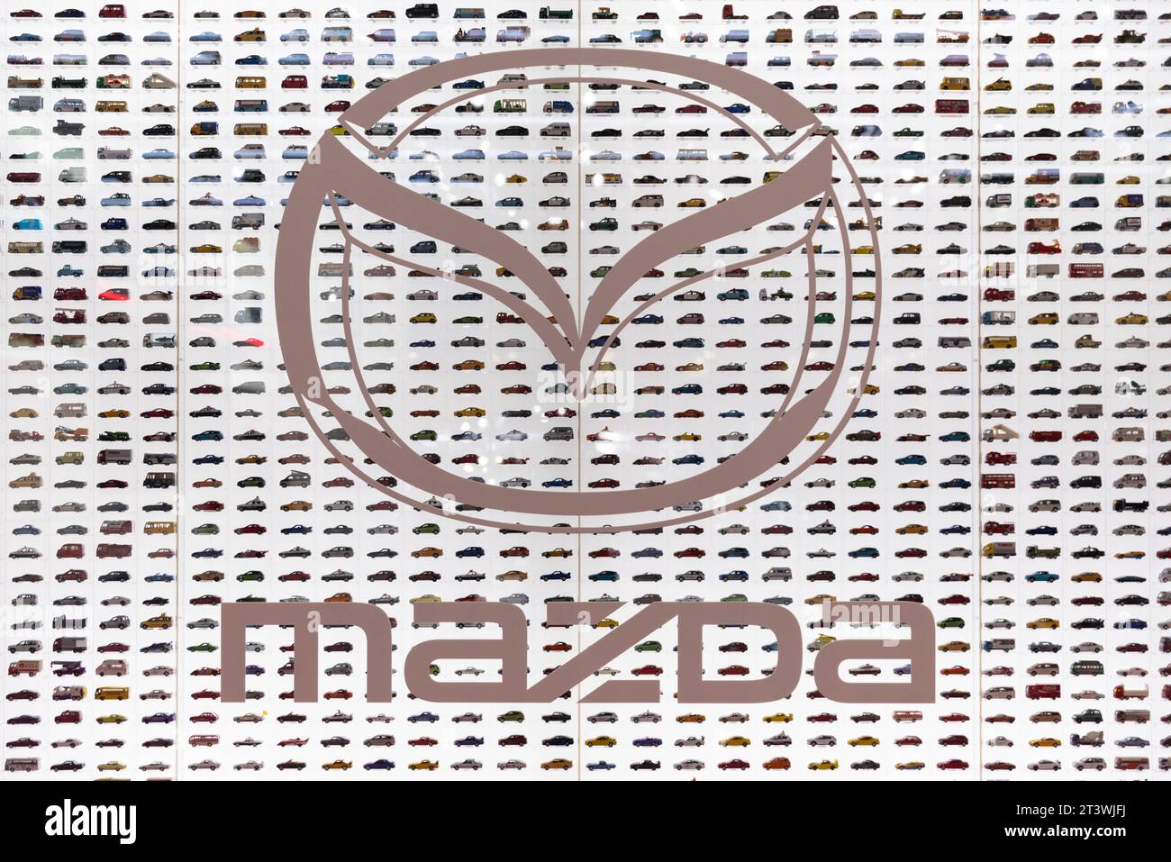 Logo de la société Mazda, salon de la mobilité au Japon 2023. 25 octobre 2023. Crédit : Stanislav Kogiku/AFLO/Alamy Live News Banque D'Images