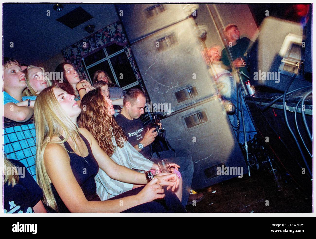 GIG PIT AREA, BRITPOP, ELASTICA, 1994 : la jeune foule de britpop et les invités et un photographe dans la fosse pour Elastica jouant en direct au King's Head Hotel à Newport, au pays de Galles, le 23 août 1994. Photo : Rob Watkins. INFO : Elastica, un groupe britannique de rock alternatif formé en 1992, a été acclamé avec son premier album éponyme. Des tubes comme Connection ont montré leurs influences post-punk et New wave. Dirigé par Justine Frischmann, la contribution d'Elastica à l'ère Britpop a été significative. Banque D'Images