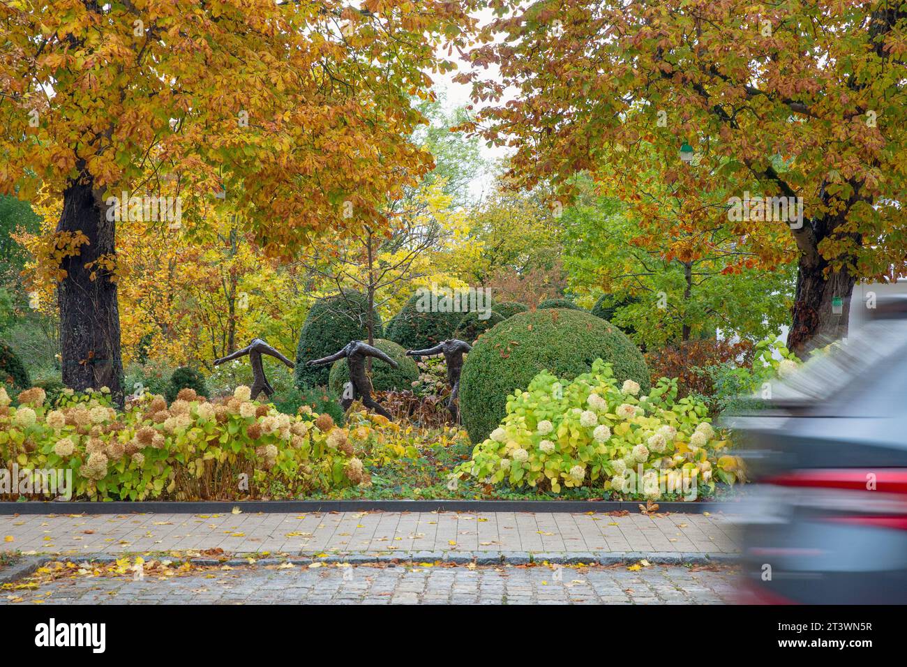 Sculpture appelée cinq figures dansantes de Magdalena Abakanowicz en automne un parc à côté d'une rue Banque D'Images