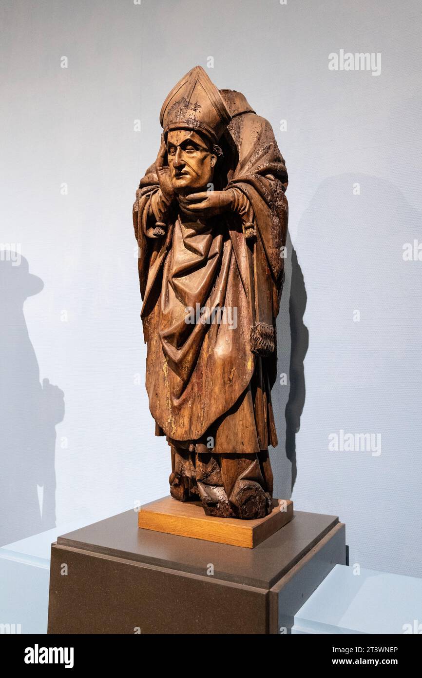 Statue en bois de noyer de Saint Denis de Paris tenant sa tête, région Brabant 16e siècle, Musées royaux d'Art et d'Histoire, Bruxelles, Belgique Banque D'Images