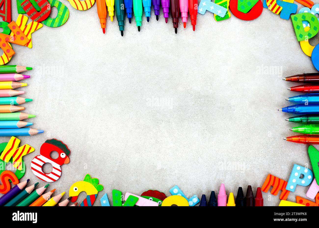 Papeterie colorée et lettrage dans un cadre sur gris marbré. École, éducation artistique. Banque D'Images