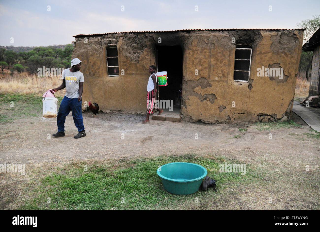 Les personnes qui vivent dans des fermes dans les zones rurales d’Afrique du Sud sont confrontées au défi permanent de ne pas avoir accès aux services de base tels que l’eau et l’assainissement Banque D'Images