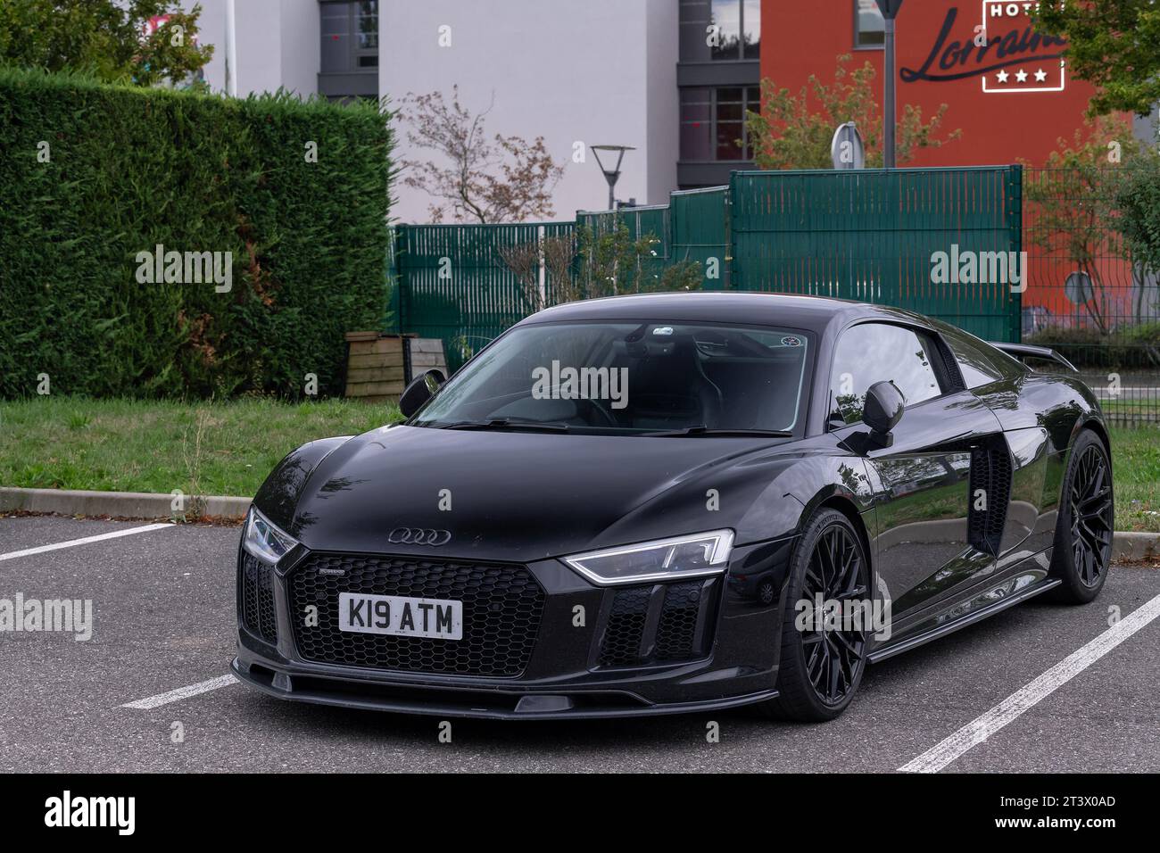Audi R8 V10 plus noir garé dans la rue Banque D'Images