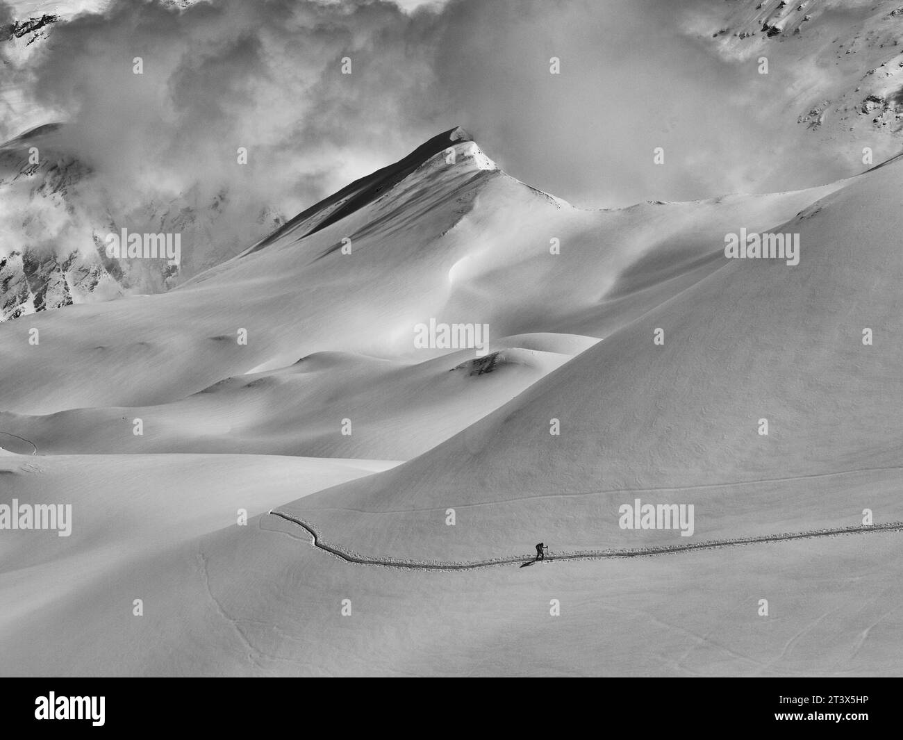 Une personne ski de randonnée dans les Alpes françaises. Banque D'Images