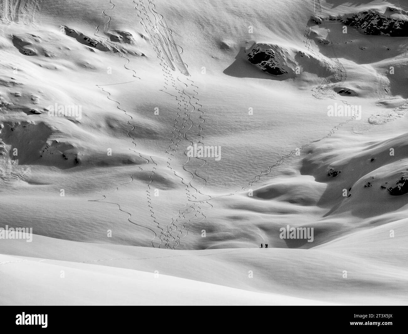 Pistes de ski sur une montagne lointaine dans les Alpes françaises. Banque D'Images