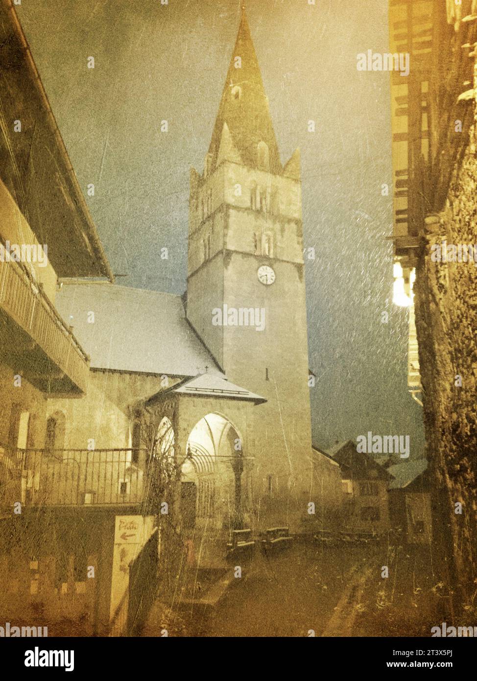 Bâtiments éclairés la nuit en hiver à Vallouise, FrancePLEASE NOTE : cette image fait partie de la collection MyPhone d'Aurora d'images prises avec des appareils mobiles. Fichier disponible Banque D'Images