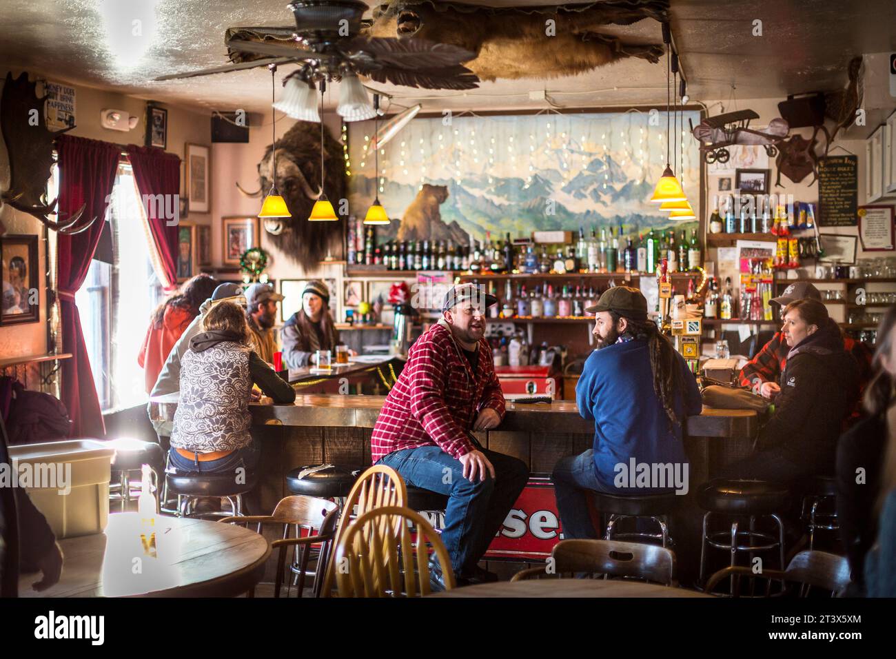 Scène à l'intérieur d'un bar dans une ville rurale en Alaska. Banque D'Images